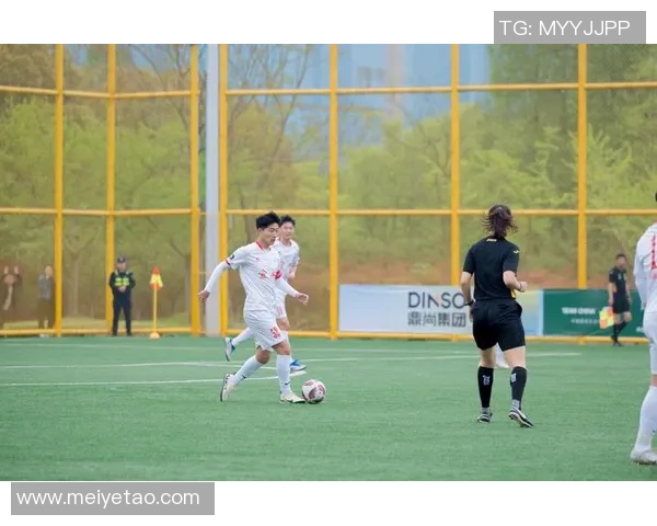 足球明星精彩瞬间引爆全场观众热情尽享激情四射的绿茵盛宴 足球明星精彩瞬间引爆全场观众热情尽享激情四射的绿茵盛宴