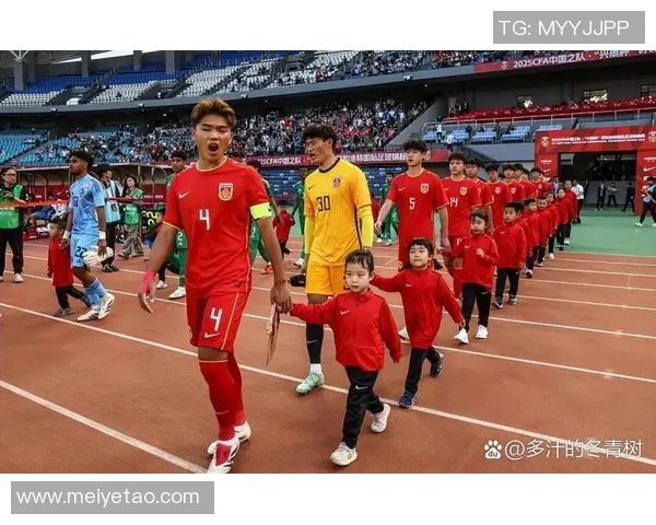 如果足球明星在中国的生活与挑战以及对中国足球发展的影响分析